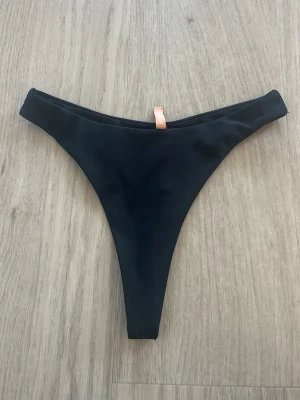 Bikinitrosa  - Säljer dessa svarta bikinitrosor i storlek XS. Aldrig använda.  