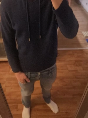 Mörkblå hoodie - Snygg mörkblå hoodie från garde grisch med huva. Klassisk rak passform och långa ärmar. Tillverkad i mjukt material som känns skönt mot huden. Perfekt för dig som gillar en enkel och stilren look.