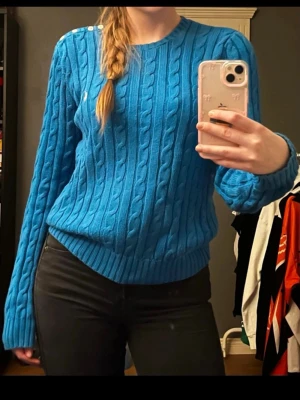 Blå kabelstickad tröja Ralph Lauren - En fin stickad tröja från Ralph Lauren🦋 Är lite osäker på storlek, men skulle säga att den passar S/M.  Obs!! Är osäker på om den är äkta eller inte då jag fått den av en släkting, därav priset 🤗