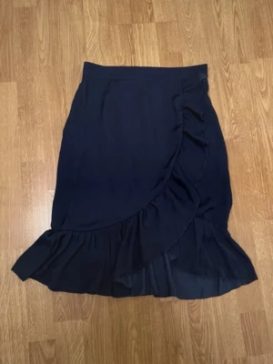 Kjol - Marinblå kjol med volanger från NA-KD i storlek 36, fint skick