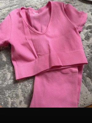 Rosa träningsett  - Super snyggt rosa tränings sett från Bikbok, aldrig använt och säljer då toppen är lite liten på mig. I storlek xs-s kan kanske gå ner i pris vid snabba affärer 