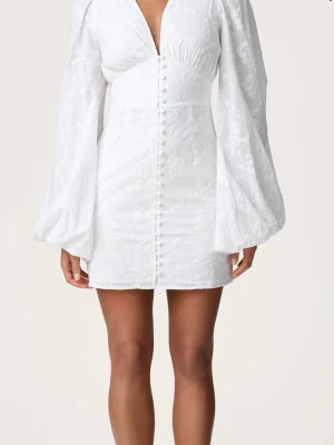  Vit kort adoore klänning - But adoore klänning, super snygg till student och skolavslutning.