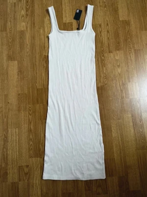 Ny klänning  - Helt ny med prislapp, ljus beige tajt ribbad klänning från Lager 157 i storlek S