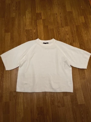 Stickad topp - Vit stickad tröja med trekvarts ärm i storlek S från Lager 157