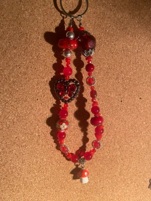 Handgjort väsksmycke röd svamp - Handgjort av mig