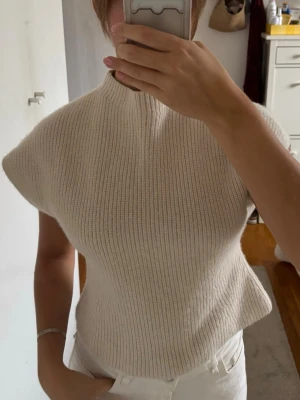 Stickad topp - Stickad topp från & Other stories. Storlek M men krympt lite i tvätten så mer som en S🤍