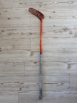 Innebandyklubba zone  - Säljer nu min zone innebandyklubba. Den är i ny skick och använd endast få träningar och inga matcher. Klubban har inga slag och är 96 cm lång. 😊😊