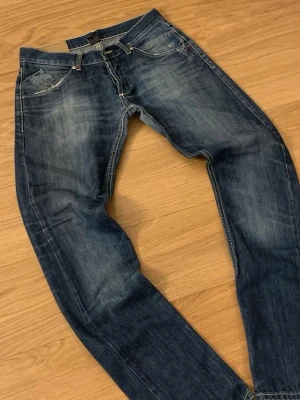 DonDup jeans  - Säljer ett par riktigt snygga archive dondup jeans i passformen straight/slim, den är väldigt populär (man ser den överallt). Skicket är 7/10, kolla sista bild. Storleken är 31. Priset är 499kr, kan sänkas