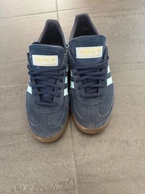 Adidas spezial skor  - Hej! Säljer ett par adidas spezial skor i mycket bra skick. Sparsamt använda och helt felfri från fläckar och andra liknande saker. 