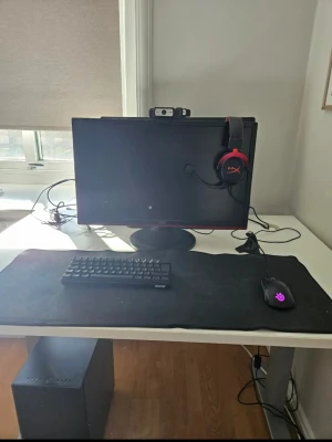 Svart stationär dator med tillbehör - Säljer en svart stationär dator med matchande svart datorlåda. Till datorn hör en skärm, tangentbord, mus och headset. Perfekt för gaming eller studier. Allt är stilrent och enkelt, med modern design och mattsvarta ytor.