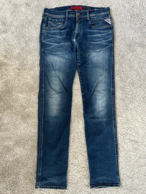 Replay Jeans - Hej! Säljer dessa riktigt feta detaljrika replay jeans! Jeansen har tillgjorda slitningar från design men också slitningar med tiden som gör dessa mer unika! Jag har själv lagat dom med symaskin i skrevet och det syns inte när man använder dom. Otroligt bekväma och lägger sig väldigt gött på benen vilket Anbass modellen har fått mycket beröm för. Nypriset ligger på 1600kr och det är bara att höra av sig vid intresse av köp! 😁Mvh DS