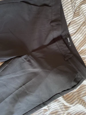 Kostymbyxor Vera BikBok - Snygga svarta kostymbyxor i modellen Vera från Bikbok, köpta i fel storlek där av knappt använda 