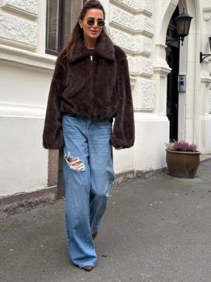 Blåa vida jeans med slitningar - Säljer ett par blåa jeans med lös passform och slitningar på ena låret. Helt nyköpta och säljer eftersom råka köpa för stor storlek. Det är lite ”mindre” i storleken så de passar mindre storlekar , men det beror på hur man vill att det ska sitta!!Midjemått: 48,5 cm Innerbenslängd: 87,5 cm Nypris: 500kr 