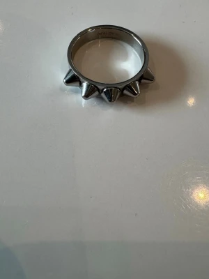 Edblad peak ring  - Silvrig edblad peak ring, använd fåtal gånger 