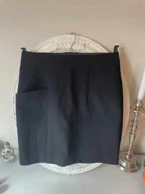 HOPE svart kjol, storlek 36 - Svart kjol från Hope. Kjolen har en dragkedja baktill och en ficka på vänster sida fram. Den är fodrad.