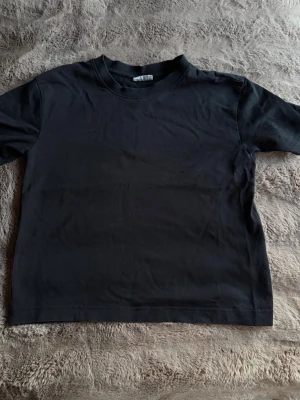 Svart basic t-shirt från Gina Tricot - En svart Basic ströja från Gina. Storlek S