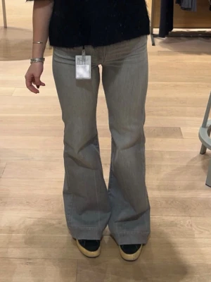 7 For All Makind jeans - Jeans från 7 For All Makind. Modell ”Modern Dojo”. Säljer likadana i mörkblått. Mycket bra skick förutom lite slitna nertill, se bild. Upplagda med orginalkant. Nypris 3 195kr. Innebenslängden: 83cm. Midjemåttet rakt över: 34 cm. 