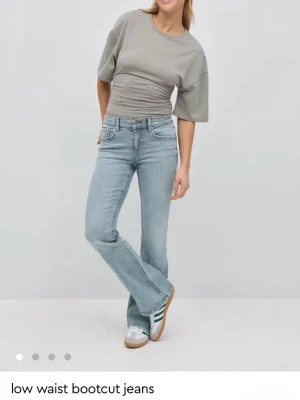 Low waist bootcut jeans - Ljusblå low waist bootcut jeans från Gina tricot.