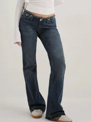 Mörkblå bootcut jeans💙 - Snygga mörkblå bootcut jeans från Nelly. Jag säljer dessa eftersom de tyvärr inte kommer till användning längre. Supersnygga och trendiga! Tveka inte på att höra av er om det finns frågor💝