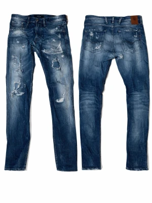 Replay anbass  - Ett par replay anbass jeans med slitningar. Dem är i mycket bra skick och sparsamt använda. Skulle rekommendera dessa jeans till dom med lite kortare och smalare ben för perfekt passform. Nypriset på dessa jeans ligger på 1799, mitt pris = 899. Hör av er vid frågor och funderingar //Oscar på globalclothing