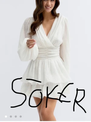 Vit omlottklänning med volanger - Hade behövt så snart så möjligt!. I storlek 36