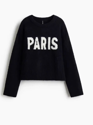Svart stickad tröja med PARIS-tryck - Cool svart stickad tröja med vit text 'PARIS' framtill. Tröjan har rund halsringning. 