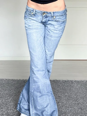 Jeans - Midjemått: 39cm rakt över, innerbenslängd: 78cm 💗