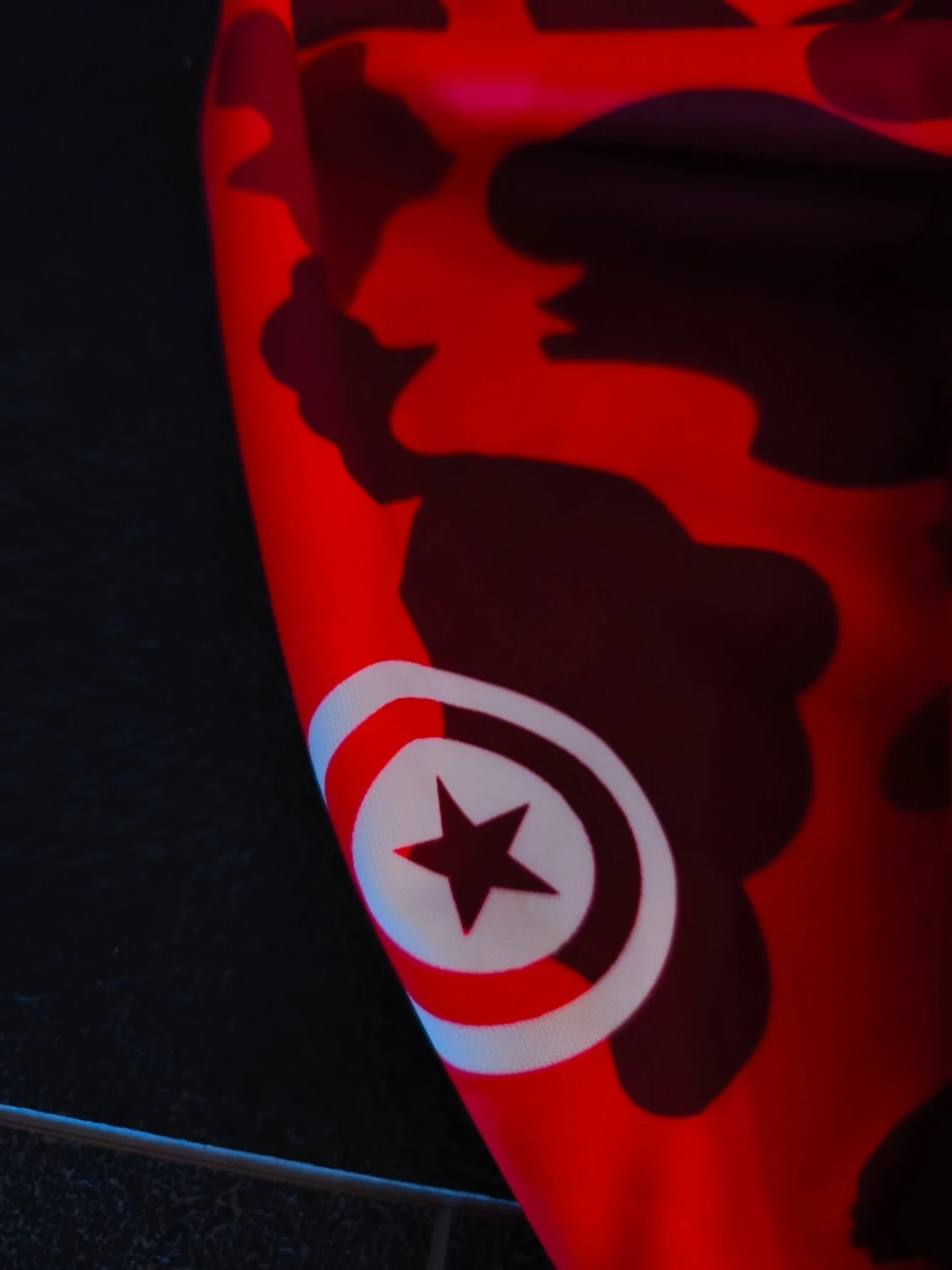 Röd BAPE Shark Hoodie med camomönster - 3