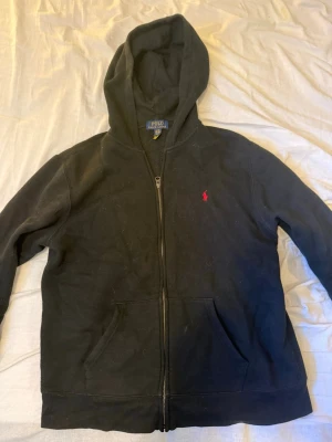 Svart hoodie från Polo Ralph Lauren - Klassisk svart hoodie med dragkedja från Polo Ralph Lauren. Storlek S. Inte särskilt använd. Pris kan diskuteras.