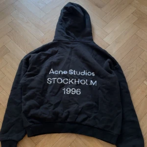 Acne Studios hoodie - Säljer en svart Acne Studios hoodie i riktigt bra skick! Hoodien är perfekt för en avslappnad stil. Jag har äktighetsbevis, skriv vid frågor eller funderingar. 
