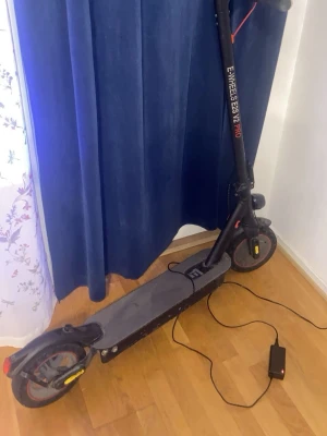 Säljer delar till e-wheels E2s v2 pro lr  - Säljer batteri controller och skärmen det är något strul med kablarna därför jag säljer delar batteri 700kr controller 400kr skärm 100 om man köper allt 1200kr då får man med hela elscootern