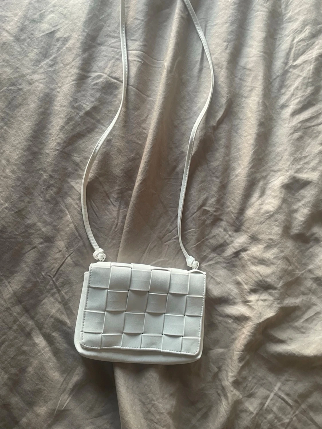 Vit flätad axelväska i konstläder