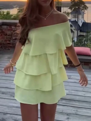 Gul zaraklänning med volanger  - Superfin trendig zaraklänning med volanger!! Perfekt till sommaren💕