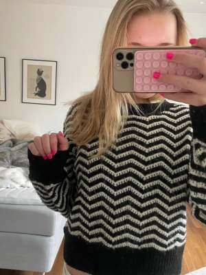 Svartvit zigzag-mönstrad stickad tröja - Stickad tröja med svart och vitt zigzag-mönster. Den är 10-12 men passar som en xs ❤️sjukttttt snygg till våren med färgglada färger 