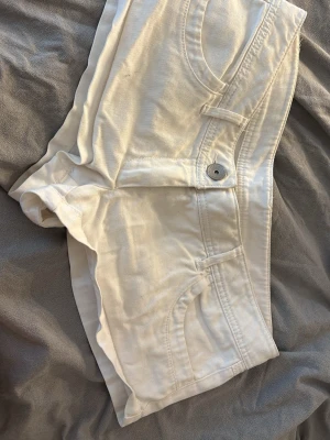 Vita korta shorts med fickor - Säljer ett par vita low waist shorts, aldrig andvända vet dock inte vart dem är köpta, jätte fina till sommaren och ger en stilren look. Vet dock inte storleken men jag kan gissa på att dem är storlek S eftersom jag har testat dem och jag har storlek S och dem passar på mig. Pris kan diskuteras.