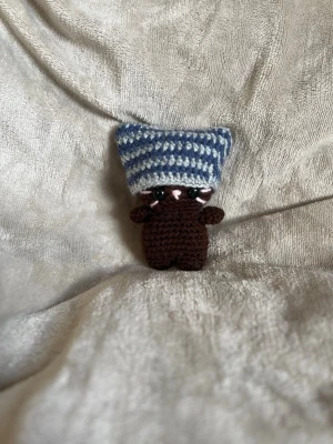 Virkad mini katt - Obs detta är en beställning så köp ej om det inte är din! Ca 13 cm hög❤️