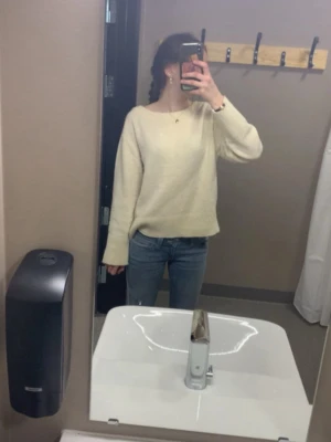 Stickad tröja ljusgul 🐝 - Säljer då den inte används Max använd 5 gånger storlek 158-164💕