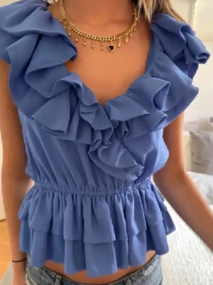 volangtopp - så fin och viral volangtopp från H&m i så fin färg💙💙lappen är borta men passar mig med XS/S! de andra två bilderna är mina men första är lånad