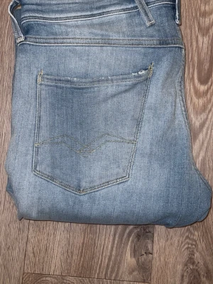 Blå replay jeans med slitningar - Replay Jeans | skick 9/10 | Storlek 33/32  || Priset är diskuterbart ||  Hör av dig vid minsta fråga eller fundering!! 💭 