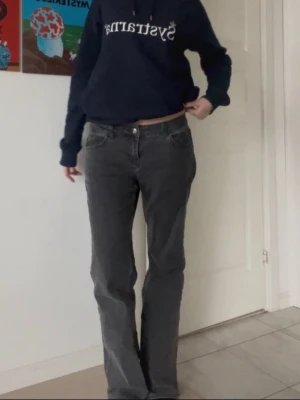 Grå långa jeans  - Säljer dessa snygga gråa jeans från H&M, lite stora för mig med vanligen 36 och kommer därför inte till användning!🌟