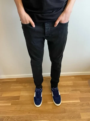 Neuw jeans - Hej, säljer dessa tvärfeta Neuw jeans i mycket bra skick föru en liten defekt längst ner i vänstra benet som visas på sista bilden. Nypris 1800kr Hör av er vid fler frågor🤝