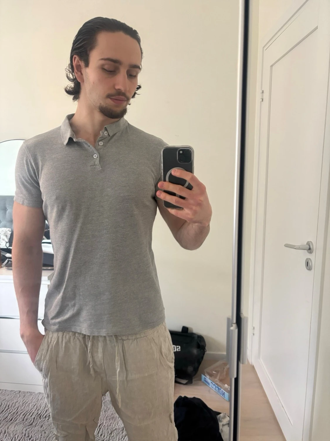 Grå pikétröja med knappar