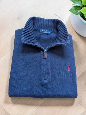 Marinblå kabelstickad quarter zip från Ralph Lauren  - Fint skick! Strl L
