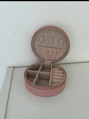 Nytt smyckeskrin  - Aldrig använd lapp kvar undertill 