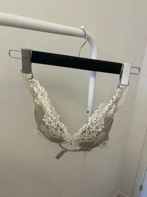 Intimissimi bh - Säljer min superfina Intimissimi bh då den knappt kommit till användning. Har klippt av lappen, men storlek 70B och modellen heter ”Elena”. En beige/grå färg som inte säljs längre💞bara att höra av sig vid funderingar