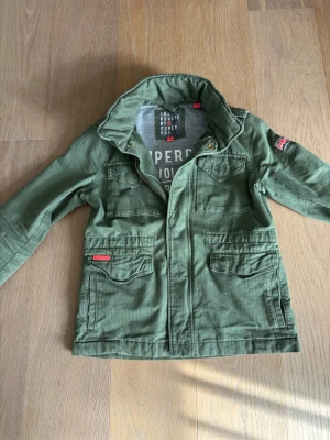 Super Dry vintage field jacket - Snygg Field jacket som passar perfekt nu till våren. Väldigt bra skick överlag på jackan. Hör av er vid frågor eller funderingar!