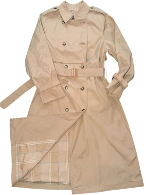 Beige trenchcoat med bälte - Klassisk beige trenchcoat med dubbelknäppning, axelklaffar och bälte i midjan. Jackan har ett rutigt innerfoder och justerbara band vid ärmsluten. Perfekt för en stilren och tidlös look. Materialet ser ut att vara bomull eller en bomullsblandning.