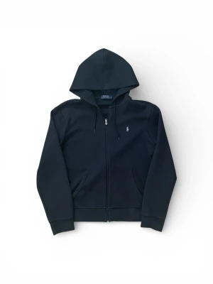 Polo Ralph Lauren Zip Hoodie – Marinblå - Säljer nu min Marinblåa Ralph Lauren zip hoodie, då jag inte längre har någon användning för den. Tröjan är i väldigt bra skick då den har blivit sparsamt använd. Skriv gärna vid funderingar gällande plagg eller pris!