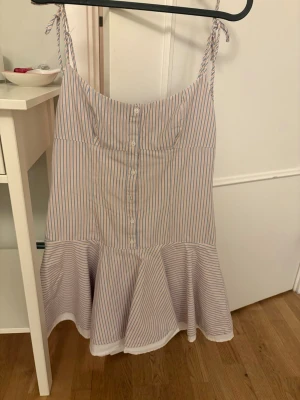 Randig kortklänning från Zara - Super snygg klänning från Zara i super bra skick!