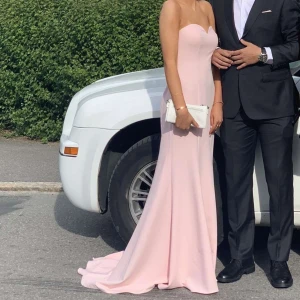 Rosa balklänning  - Rosa balklänning som är använd endast en gång (är kemtvättas) påse för klännning tillkommer. Längd - 1,73 och den går ner till marken. 1300kr men kan gå ner i pris! 🩷